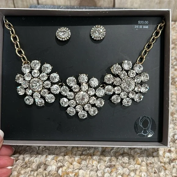 New in gift box Beautiful rhinestone statement necklace & earring set. - Picture 2 of 6